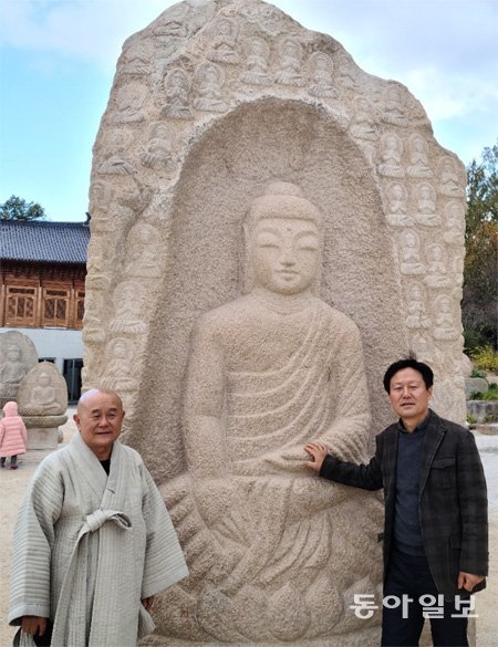 3일 광주 무각사에 전시된 대형 사방불 앞에 선 주지 청학 스님(왼쪽)과 오채현 작가. 청학 스님은 “경주 남산 사방불이 빛고을 광주로 나들이 왔다”고, 오 작가는 “딸을 좋은 곳에 시집보낸 느낌”이라고 말했다. 광주=김갑식 문화전문기자 dunanworld@donga.com