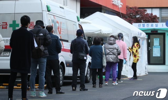 서울 중구 국립중앙의료원에 마련된 선별진료소에서 내원객들이 길게 줄을 서고 있다. 2020.11.9/뉴스1 © News1