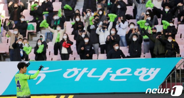 8일 전북 전주시 전주월드컵경기장에서 열린 ‘2020 하나은행 FA CUP’ 전북 현대와 울산 현대의 경기에서 전북현대 이승기가 골을 넣은 뒤 경기장을 찾은 팬들에게 손을 들며 세리머니를 하고 있다. 2020.11.8/뉴스1 © News1