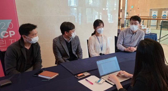 인터뷰 중인 모습 (왼쪽부터 대구디지털산업진흥원(DIP) 산업육성본부 이재광 본부장, 문화콘텐츠육성팀 김동섭 팀장, 정미진 전임, 네시삼십삼분(433) 권혁우 이사)(출처=IT동아)