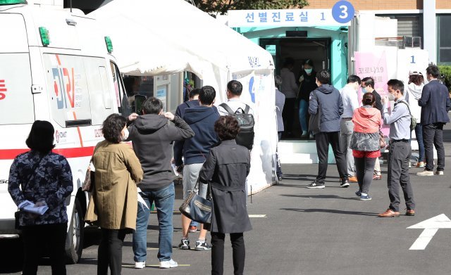 전문가들은 호흡기 질환자가 늘어나는 동절기를 대비해야 한다고 말한다. 민간의료기관에서 독감과 코로나19를 구분하기 어려운 만큼 발열 환자들의 보건소 쏠림 현상이 나타날 수 있어 대책마련이 시급하다는 주장이다. 동아일보DB