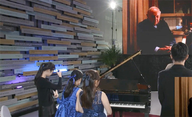 6·25전쟁 참전 피아니스트인 93세 노장 번스타인이 온라인 마스터클래스를 마친 뒤 한국 음악도 네 명과 작별 인사를 나누고 있다. 오산시 유튜브 채널 캡처