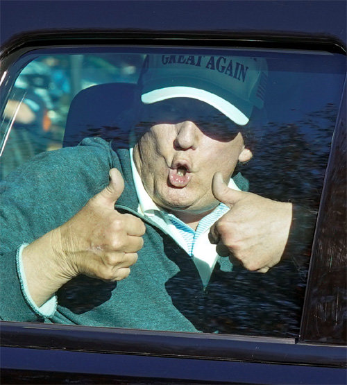 도널드 트럼프 미국 대통령이 8일(현지 시간) 본인이 소유한 버지니아주 스털링의 ‘트럼프내셔널골프장’에서 골프를 즐긴 후 떠나면서 차량 밖 지지자를 향해 양손 엄지를 치켜들었다. 스털링=AP 뉴시스