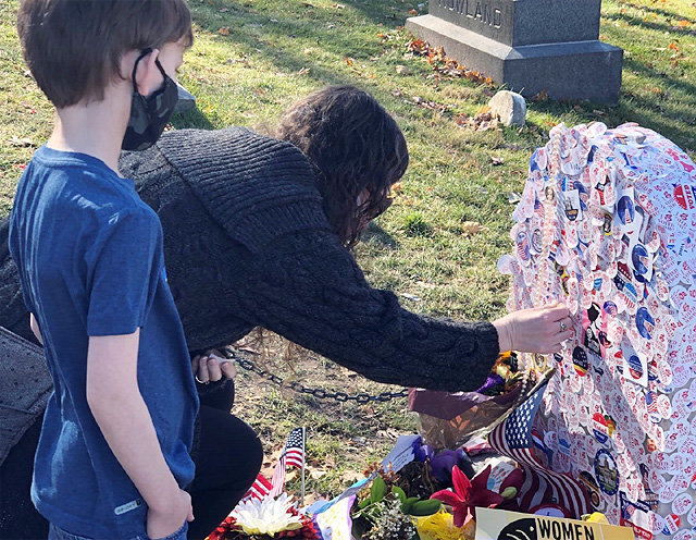 ‘여성 참정권 대모’ 앤서니 묘지에 추모 행렬