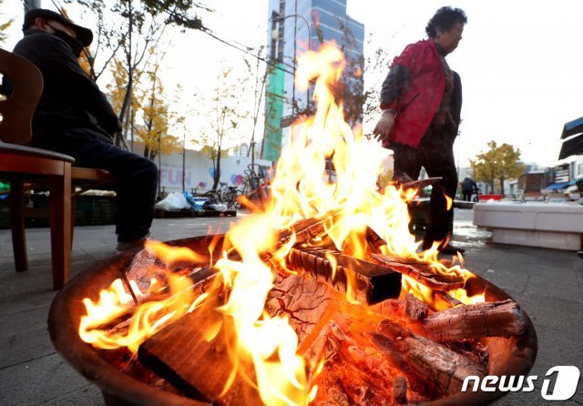 전국 곳곳에서 한파주의보가 뱔효된 9일 서울 중구 중림시장에서 상인들이 모닥불을 쬐고 있다. 2020.11.9/뉴스1 © News1