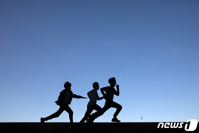 지난 10월8일 서울 용산구 국립중앙박물관을 찾은 어린이들이 달리기를 하고 있다. 2020.10.8/뉴스1 © News1