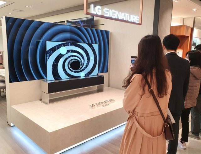 전시된 제품에 관심을 보이는 시민들 (출처=IT동아)