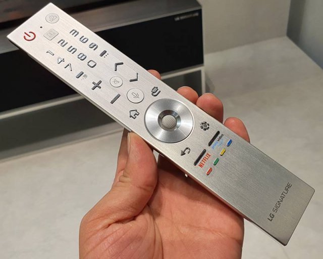 본체와 함께 제공되는 2020년형 프리미엄 인공지능 리모컨 (출처=IT동아)