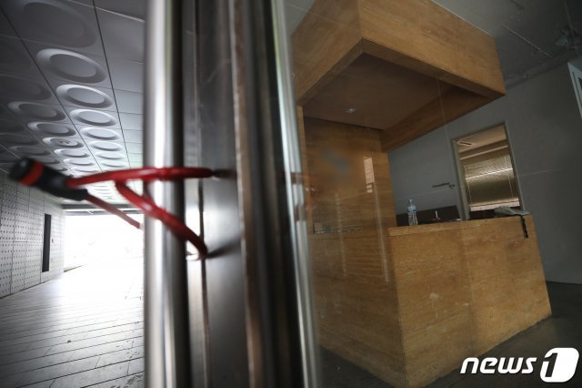 김씨가 운영했던 병원 모습. 현관문이 자물쇠로 굳게 잠겨있다… 2020.2.13/뉴스1 © News1