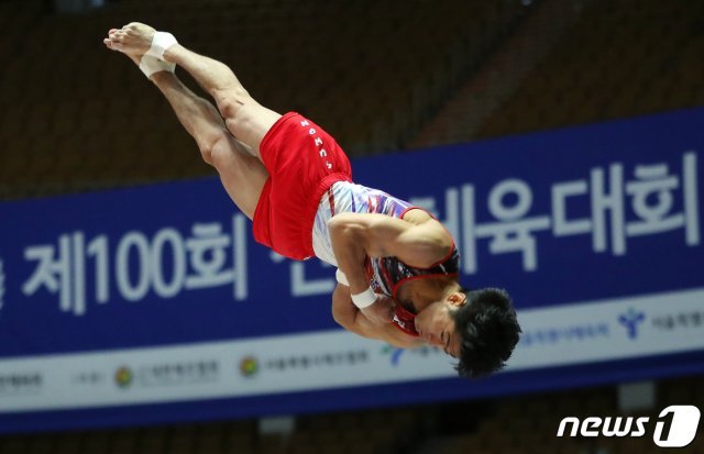 ‘도마의 신’ 양학선(수원시청)이 20일 오후 서울 송파구 잠실실내체육관에서 열린 제100회 전국체육대회 체조대회 남자 일반부 도마 경기에서 혼신의 연기를 선보이고 있다. 2019.9.20/뉴스1 © News1