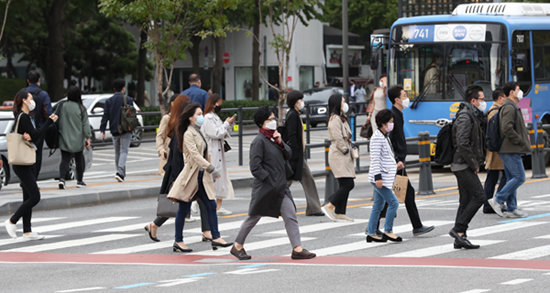 동아일보 자료 사진. | 서울 광화문 네거리에서 시민들이 출근을 하고 있다.
