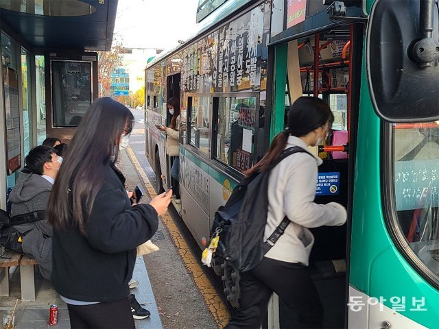 10일 경기 화성시의 한 시내버스 정류장에서 학생들이 버스를 타고 있다. 화성시는 이달부터 만 7∼18세 청소년을 대상으로 버스요금을 지원하는 ‘무상교통’ 사업을 시행하고 있다. 이경진 기자 lkj@donga.com