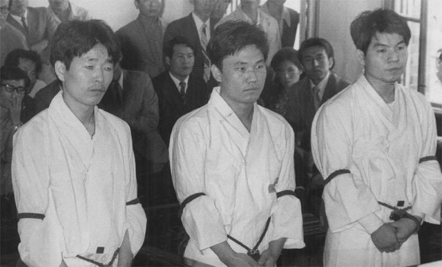 1972년 9월 서울대생 내란음모사건 1심 선고 공판에 출석한 장기표 이신범 조영래(왼쪽부터).