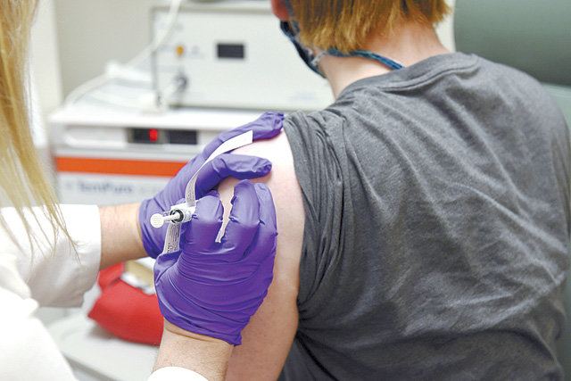 미국 제약사 화이자의 신종 코로나바이러스 감염증 백신 개발 임상시험 첫 등록 환자가 올해 5월 백신을 접종하고 있다. 메릴랜드=AP 뉴시스
