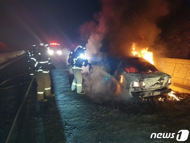 10일 오후 9시18분께 충남 청양군 대치면 한 도로에서 주차된 승용차에 불이 나 60대 남성 1명이 숨졌다. (청양소방서 제공) © 뉴스1