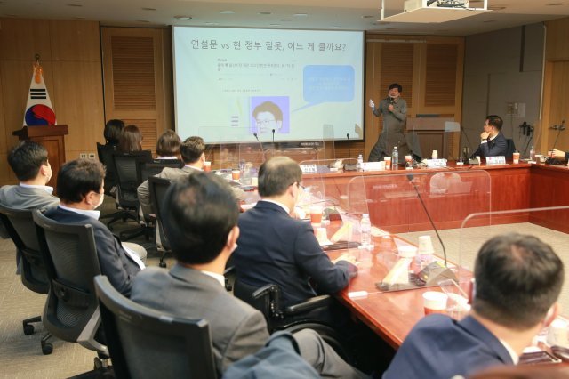 서민 단국대학교 교수가 11일 오전 서울 여의도 국회 의원회관에서 열린 국민의힘 ‘명불허전 보수다’에서 강연을 하고 있다. 사진=뉴스1