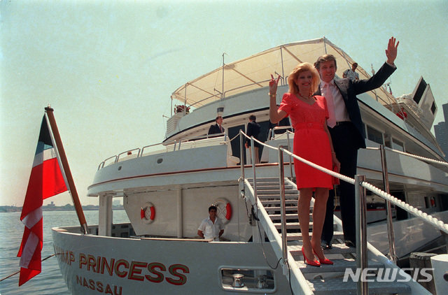 1998년 7월4일 주목받는 사업가였던 도널드 트럼프가 당시 부인이었던 이바나가 고급 요트에서 손을 흔들고 있다.(AP/뉴시스)