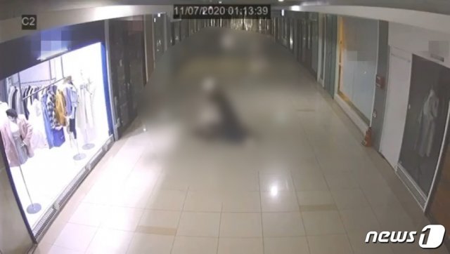 부산 덕천 지하상가에서 쓰러진 30대 여성의 얼굴을 핸드폰으로 때리는 20대 남성. SNS영상 갈무리.© 뉴스1
