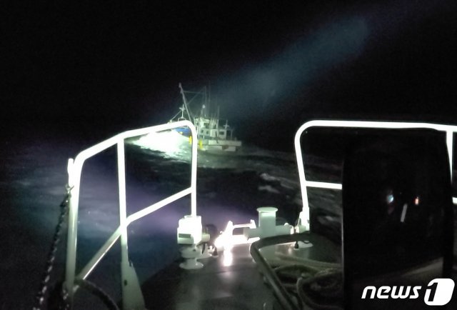 10일 오후 여수 해경이 정선명령 불응하고 도주한 어선 추격하고 있다.(여수해경 제공)/뉴스1 © News1