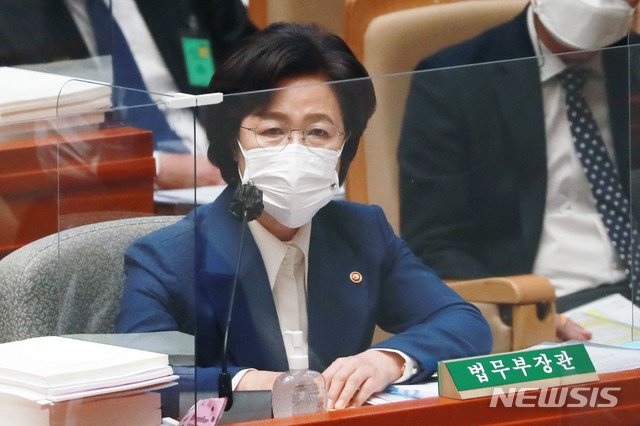 추미애 법무부장관이 11일 오전 서울 여의도 국회에서 열린 예산결산특별위원회 전체회의에서 2021년도 예산안과 관련해 질의에 답하고 있다. 뉴시스(공동취재사진)