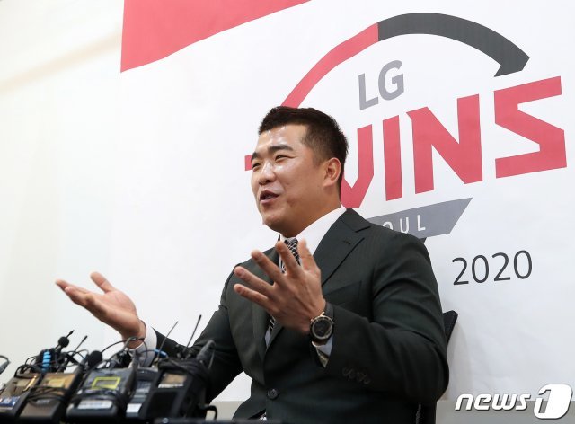 LG트윈스 정근우가 11일 오후 서울 송파구 잠실야구장에서 진행된 은퇴기자회견에서 취재진 질문에 답변하고 있다. 2020.11.11 © News1