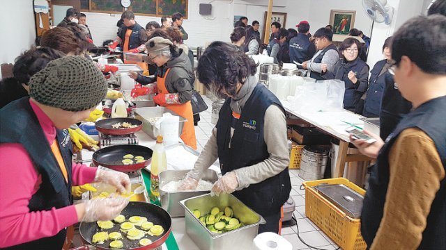 한국교회봉사단은 소외된 이웃과 작은교회 돕기에 나서고, 재난현장 복구를 위해 구슬땀을 흘려왔다. 교단에 관계 없이 초교파적으로 땀과 기도로 헌신하는 교회 연합의 상징이다. 한국교회봉사단 제공