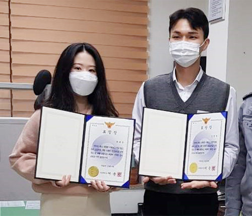 고양 버스기사 의인들인 박예은 씨(왼쪽)와 신정무 씨가 10일 경기 고양경찰서에서 표창장을 받고 있다. 박예은 씨 제공