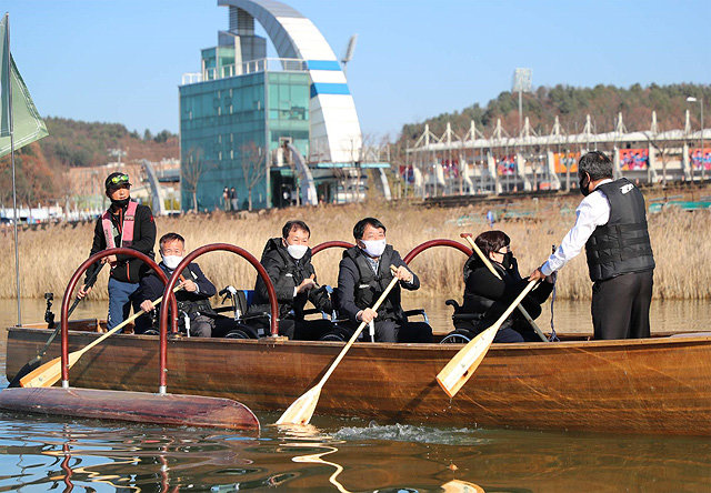 의암호에서 카누를 타는 사람들. 한국관광공사 제공