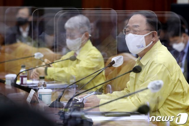 홍남기 경제부총리 겸 기획재정부 장관이 12일 오전 서울 종로구 정부서울청사에서 열린 제19차 비상경제 중앙대책본부회의 겸 제219차 대외경제장관회의에서 모두발언 하고 있다. 2020.11.12/뉴스1