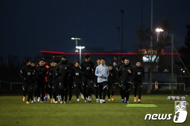 축구구국가대표 선수들이 10일(현지시간) 오스트리아 마리아엔처스도르프 BSFZ아레나 보조경기장에서 훈련을 하고 있다. (대한축구협회 제공) 2020.11.11