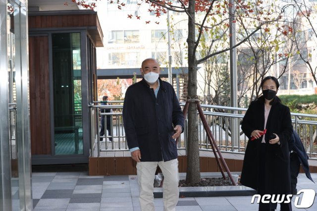 전제완 싸이월드 대표가 12일 오후 서울 송파구 서울동부지법에 출석하고 있다. ⓒ 뉴스1