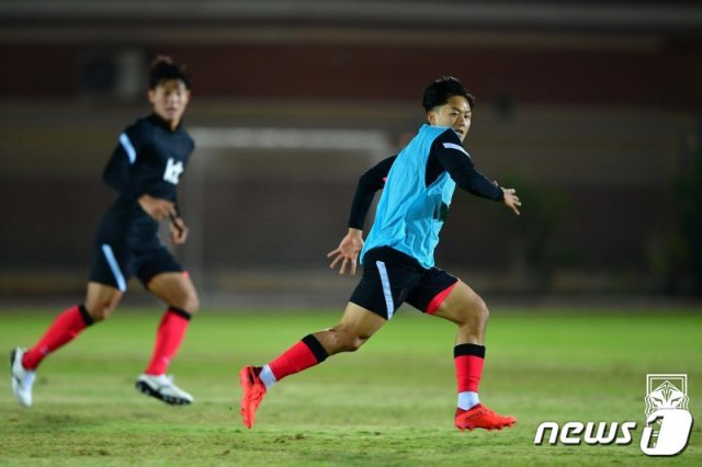 이승우 올림픽축구국가대표(U-23)가 10일(현지시간) 이집트 카이로 에어 디펜스 경기장에서 훈련을 하고 있다. (대한축구협회 제공) 2020.11.11/뉴스1