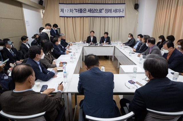 안철수 국민의당 대표가 12일 오후 서울 마포구 마포현대빌딩에서 열린 제12차 ‘더 좋은 세상으로(마포포럼)’ 정례세미나에서 모두발언을 하고 있다. 사진=뉴스1