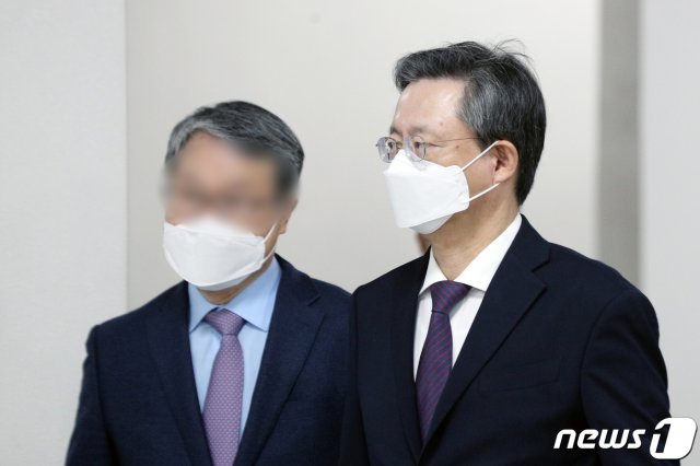 우병우 전 청와대 민정수석이 12일 오후 서울 서초구 서울고등법원에서 열린 국회에서의증언·감정등에관한법률위반 등 항소심공판에 출석하고 있다. 2020.11.12/뉴스1 © News1