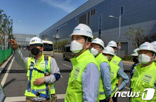 이재용 삼성전자 부회장이 지난 5월18일 중국 시안(西安)의 낸드플래시 메모리 반도체 생산공장을 현장점검하고 있다. (삼성전자 제공) 2020.5.18/뉴스1