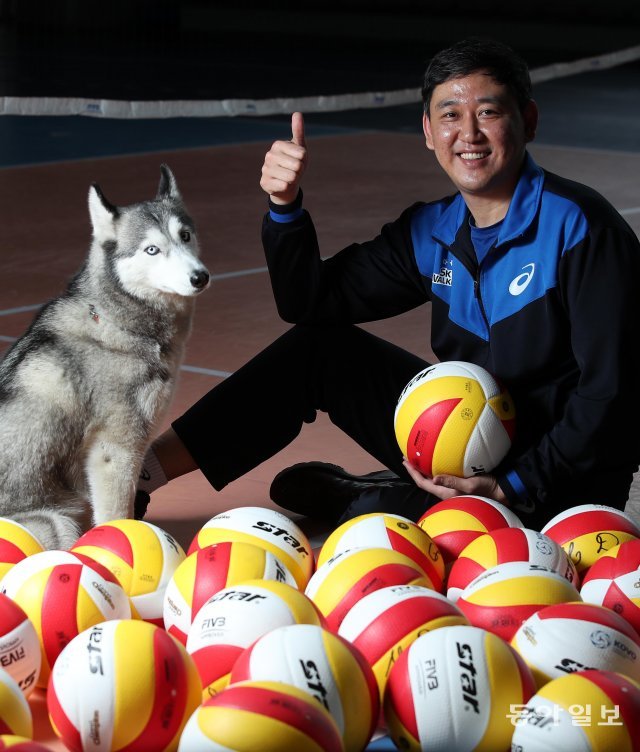 충남 천안 현대캐피탈 숙소에서 최태웅 감독과 함께 한 반려견 ‘네바’(시베리안 허스키). 천안=양회성 기자 yohan@donga.com