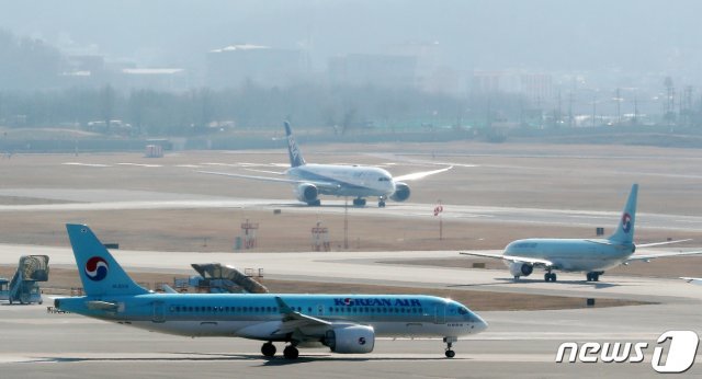 서울 강서구 김포공항 계류장에 대한항공 여객기가 세워져 있다. 2020.2.9/뉴스1 © News1