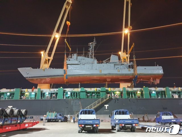 해경 퇴역함정이 에콰도르로 떠나기 위해 대형 수송선에실리고 있다.(해경청 제공)© 뉴스1