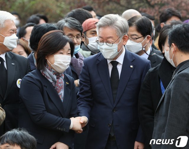 이재명 경기지사(오른쪽)와 심상정 정의당 의원이 13일 오전 경기 남양주시 모란공원묘지에서 열린 전태일 열사 50주기 추도식에서 인사하고 있다. 2020.11.13/뉴스1 © News1