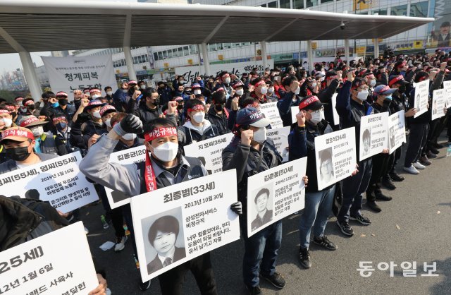 13일 서울 청계천 평화시장 앞에서 열린 ‘전태일 열사 50주기 “인간답게 살고 싶다!” 11.13 전태일들의 행진’에서 비정규직 이제그만 공동투쟁 관계자들이 구호를 외치고 있다.