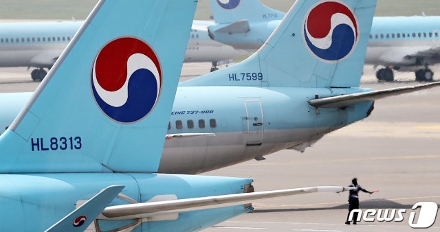서울 김포공항 국내선 주기장에 대한항공 항공기가 대기중이다. 2020.5.26 © News1