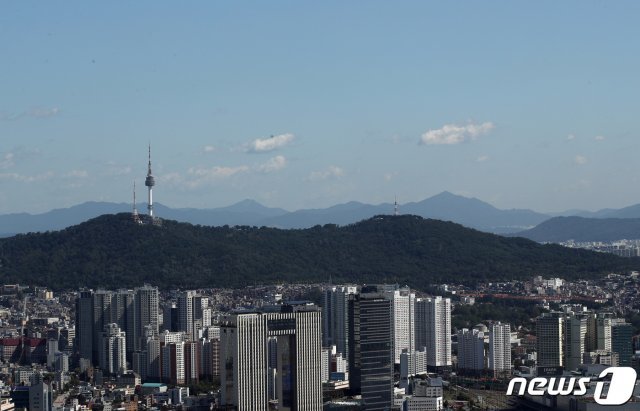 맑은 가을 날씨를 보인 18일 서울 영등포구 여의도 63아트 전망대에서 바라본 서울 도심 위로 파란 하늘이 펼쳐져 있다. 2020.9.18 © News1