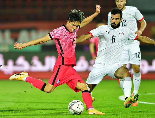 한국 올림픽 축구대표팀의 공격수 정우영(16번)이 13일 이집트 카이로의 알살람 스타디움에서 열린 이집트와의 23세 이하 친선대회 1차전에서 슈팅을 시도하고 있다. 대한축구협회 제공