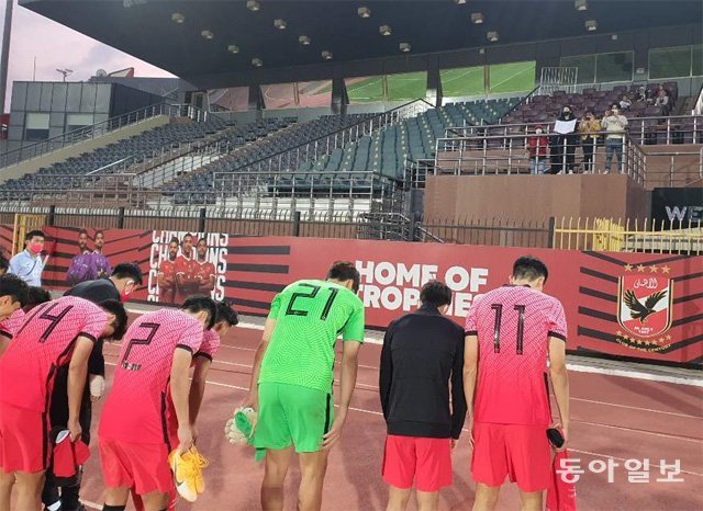 올림픽 축구대표팀 선수들이 14일 경기를 마친 뒤 5명의 한국 응원단을 향해 인사하고 있다. 임현석 특파원 lhs@donga.com