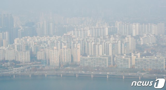 15일 서울 영등포구 63아트에서 바라본 도심 아파트단지가 미세먼지에 뒤덮혀 뿌옇게 보인다. 2020.11.15 © News1