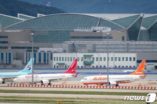 24일 인천국제공항 계류장에 제주항공과 이스타항공 항공기가 멈춰 서 있다. 2020.7.24/뉴스1 © News1