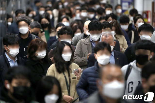 서울 지하철 광화문역에서 마스크를 착용한 시민들이 출근길 발걸음을 옮기고 있다. 2020.11.2/뉴스1 © News1