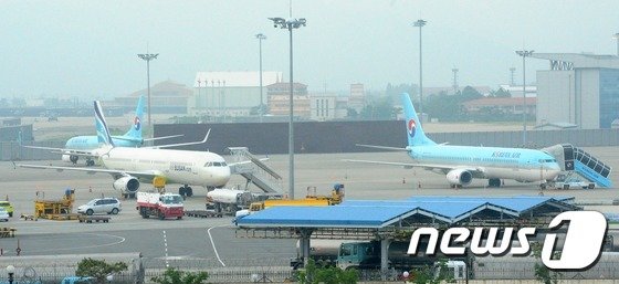 경남 김해공항 계류장에 여객기가 줄지어 서 있다. ./뉴스1 © News1