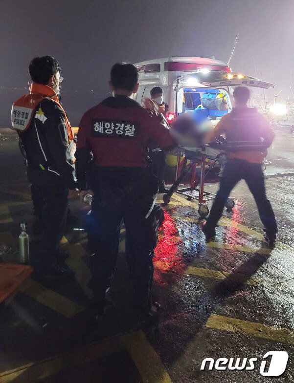 16일 오전 5시21분쯤 제주시 한림읍 앞 해상에서 물에 빠져 홋줄을 잡고 버티던 50대 선원이 구조됐다.(제주해양경찰서 제공)2020.11.16 /뉴스1© News1
