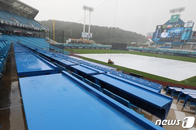 대구 삼성라이온즈파크에 비가 내리고 있다. /뉴스1 © News1